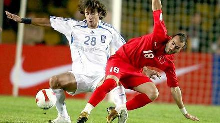 Türkeis Gökhan Ünal (r.) kämpft mit Griechenlands Paraskevas Antzas (l.) um den Ball während des EM-Qualifikationsspiels im Oktober 2007 im Ali-Sami-Yen-Stadion.