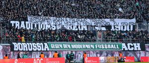 Die Gladbacher Fans hatten einige Transparente mit nach Leipzig gebracht.