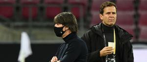In welche Richtung bewegt sich der Fußball. Oliver Bierhoff (r.), Manager der Nationalmannschaft, bemängelte am Montag die schlechte Stimmung rund um das Team.