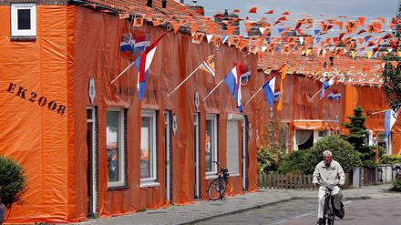 Geschmückte Straßen und Oranje-Flaggen: 2008 waren die Niederländer in EM-Stimmung. Dieses Jahr sind die Straßen und Kneipen leer.