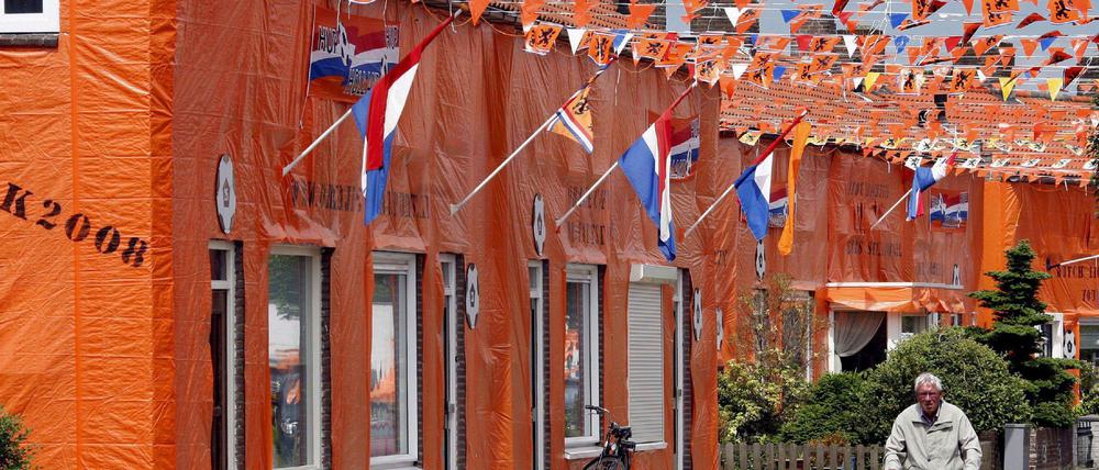 Geschmückte Straßen und Oranje-Flaggen: 2008 waren die Niederländer in EM-Stimmung. Dieses Jahr sind die Straßen und Kneipen leer.