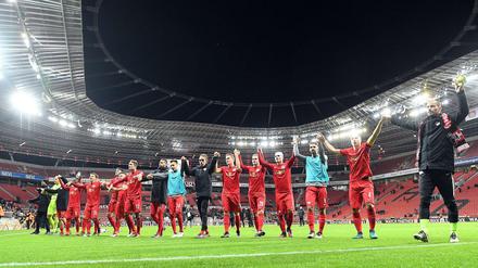 Sie jubeln noch, wenn das Stadion schon leer ist. Die Spieler von RB Leipzig am Freitag nach dem Erfolg in Leverkusen. 