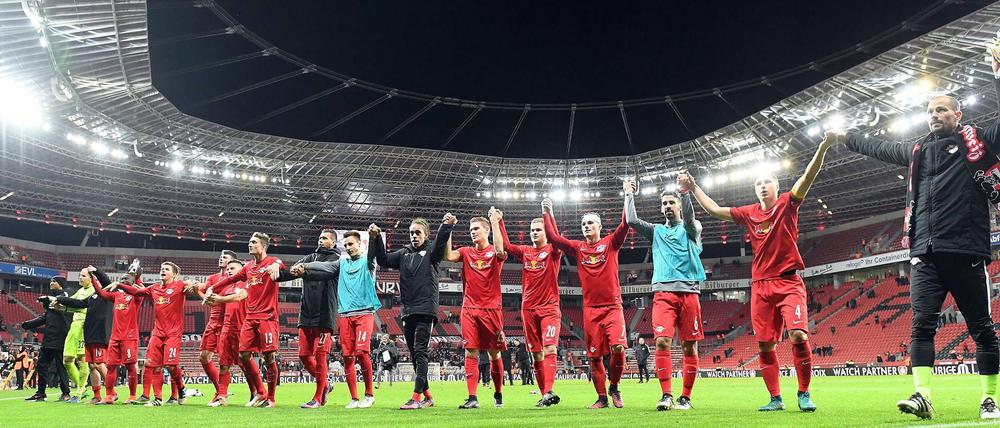 Sie jubeln noch, wenn das Stadion schon leer ist. Die Spieler von RB Leipzig am Freitag nach dem Erfolg in Leverkusen. 