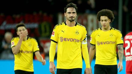 Einfach frustrierend: Raphael Guerreiro, Mats Hummels und Axel Witsel nach dem Schlusspfiff in Leverkusen. 