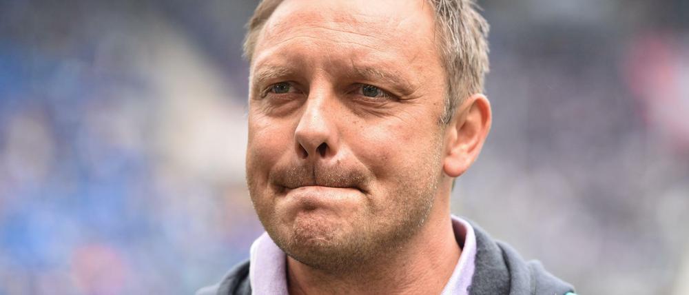 Schalkes Trainer Andre Breitenreiter kämpfte nach seinem Abschied mit den Tränen.