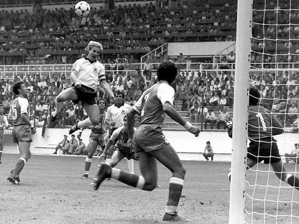 Deutschland - Algerien 1982 bei der Fußball-WM in Spanien: Karl-Heinz Rummenigge köpft auf das algerischen Tor.
