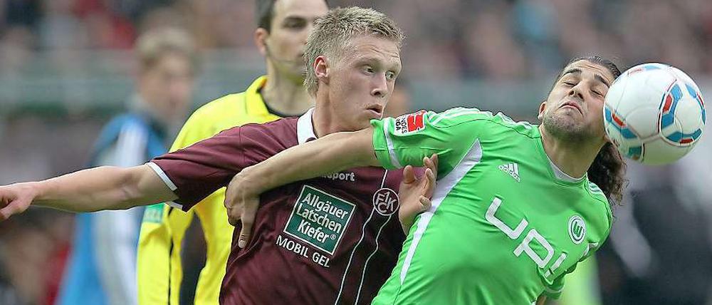 Kaiserslauterns Nicolai Joergensen (l.) und Wolfsburgs Ricardo Rodriguez kämpfen vergeblich um den Ball.