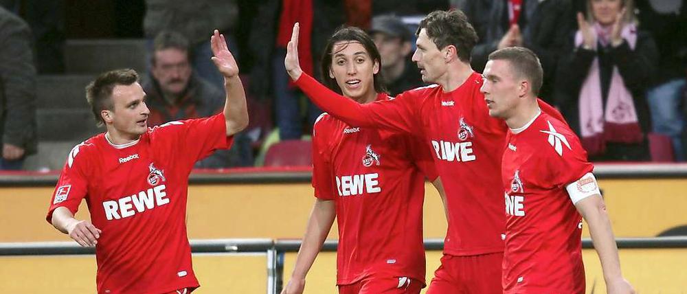 Abgeklatscht: Milivoje Novakovic (2. v. r.) schießt Köln mit zwei Treffern zum Sieg gegen die Bayern. Sein Teamkollege Geromel (M.) schaut nur noch verdutzt.