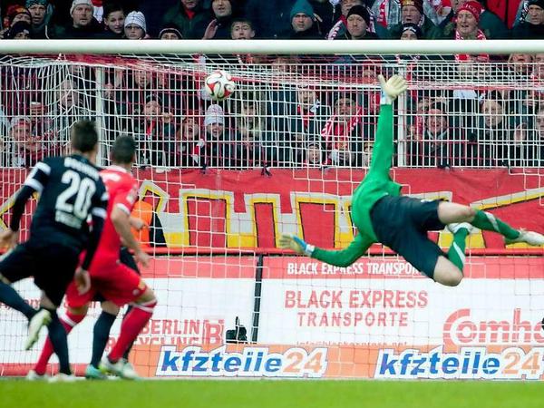 Da klingelt's: Martin Kobylanski (nicht im Bild) vom 1. FC Union Berlin schießt das 1:1 und lässt dem Bochumer Torwart Michael Esser keine Chance.