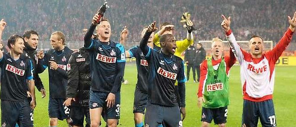 Kölns Spieler feiern den Sieg gegen den 1. FC Union und freuen sich schon auf die Rückkehr in die Bundesliga.