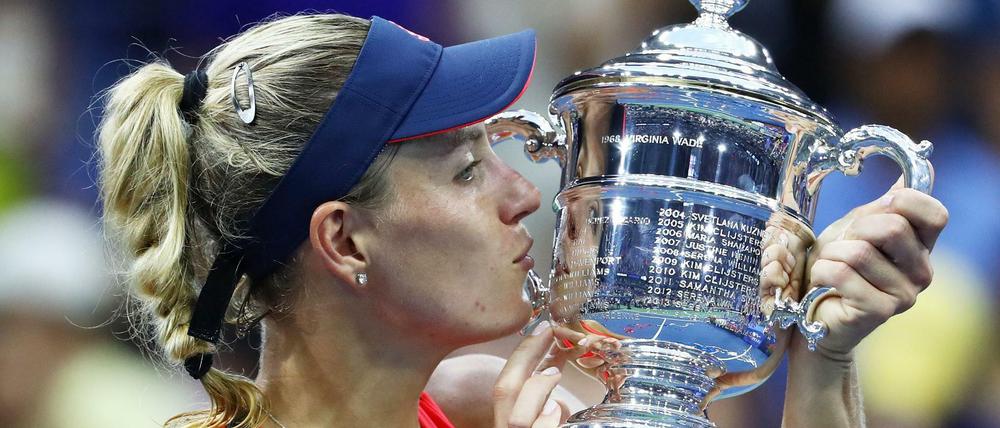 Sieg: Angelique Kerber mit dem Pokal der US Open