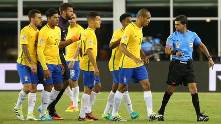 Brasilien protestierte heftig gegen die Entscheidung des Schiedsrichters, Perus Tor nach einem Handspiel anzuerkennen.