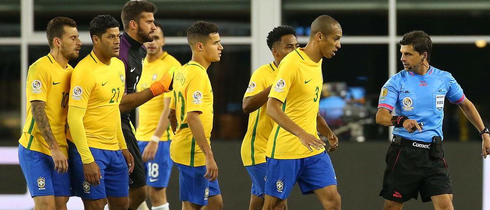 Brasilien protestierte heftig gegen die Entscheidung des Schiedsrichters, Perus Tor nach einem Handspiel anzuerkennen.