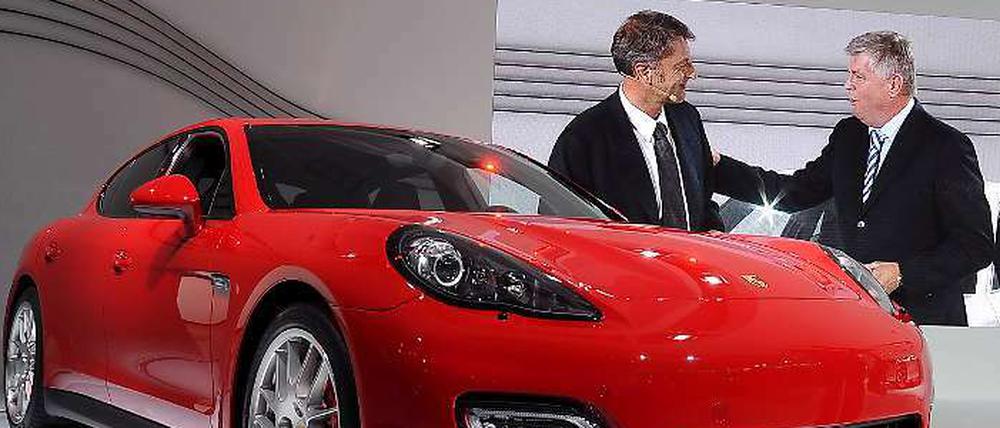  Wolfgang Hatz (r.), 53, ist bei Porsche seit 2011 als Entwicklungschef für den sportlichen Bereich verantwortlich. Zuvor war er unter anderem als Ingenieur für BMW in der Formel 1 aktiv.