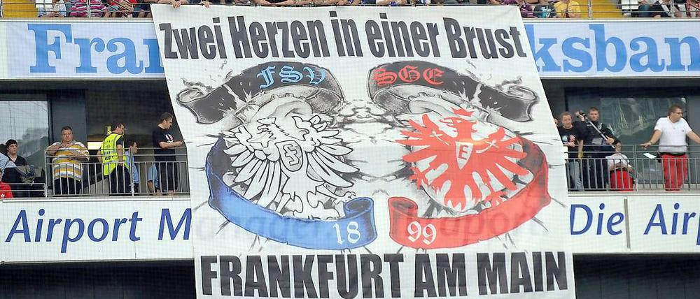 Beim ersten Ligaspiel seit fast 50 Jahren gegeneinander empfing der FSV Frankfurt die Eintracht vor über 50.000 Zuschauern.