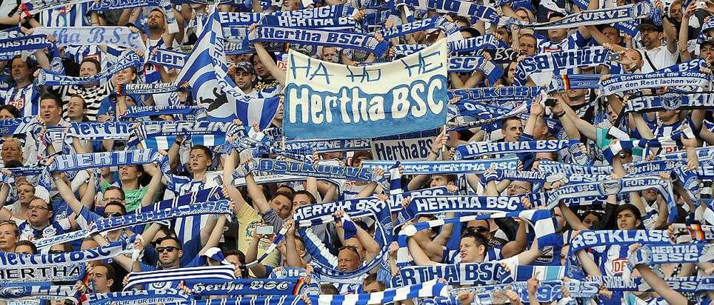 Die Anhänger aus der Fankurve von Hertha BSC lassen sich nicht für eine Begegnung mit dem RB Leipzig begeistern.