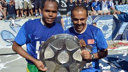 Als noch alles gut war: Hertha-Trainer Jos Luhukay (r.) und Spielmacher Ronny mit der Meisterschale der Zweiten Liga.