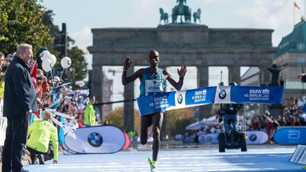 Der Kenianer Eliud Kipchoge hat den 42. Berlin-Marathon gewonnen.