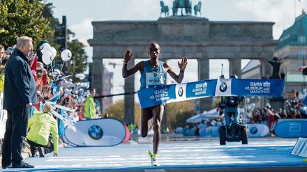 Eliud Kipchoge aus Kenia lief beim 42. Berlin-Marathon in Berlin als Erster in das Ziel. 