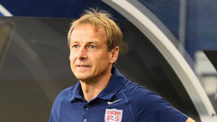 Jürgen Klinsmann ist ein ehemaliger deutscher Fußballspieler und und gegenwärtig Nationaltrainer der Vereinigten Staaten.