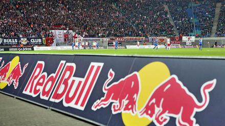 Für eine Lizenz-Erteilung hatten sich die DFL und RB Leipzig auf einen Kompromiss geeinigt. Der Verein müsse mit einem neuen Logo antreten und auch seine Führung von Geldgeber Red Bull unabhängiger besetzen 