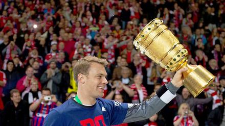 Torwart Manuel Neuer vom FC Bayern feiert mit dem DFB-Pokal. 