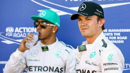 Rivalen der Rennbahn. Lewis Hamilton (links) und Nico Rosberg haben sich gerade nicht viel zu sagen. Foto: Reuters