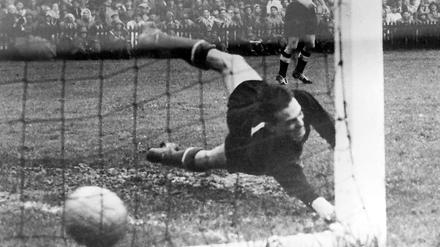 Die Niederlage seines Lebens. Gyula Grosics im WM-Finale 1954 beim Treffer von Helmut Rahn zum 3:2-Endstand.