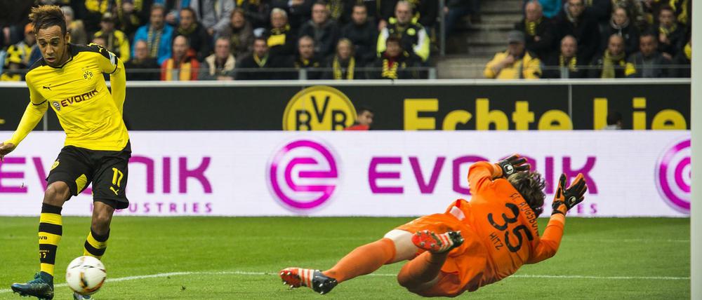 No-Look-Tor: Pierre-Emerick Aubameyang erzielt das 1:0 für Borussia Dortmund gegen den FC Augsburg. 