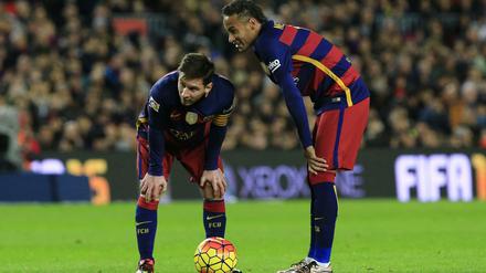 Lionel Messi (links) und Neymar besprechen das weitere Vorgehen.
