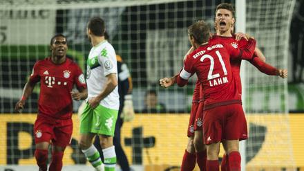 Bayern Münchens Thomas Müller feiert seine beiden Tore im Pokal gegen den VfL Wolfsburg.