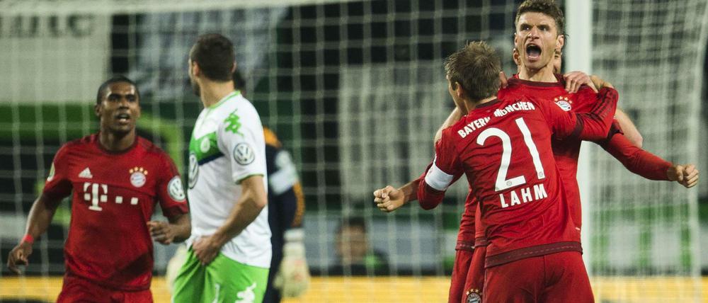 Bayern Münchens Thomas Müller feiert seine beiden Tore im Pokal gegen den VfL Wolfsburg.