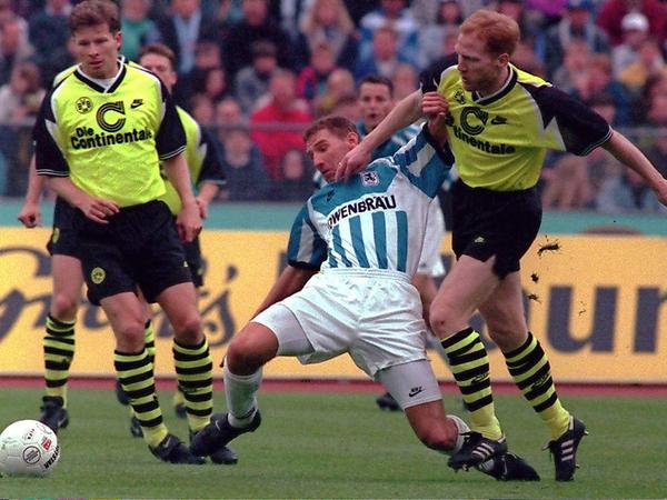 Man erkennt ihn an den Streifen: Matthias Sammer spielte auch in der Nike-Ära bei Borussia Dortmund stets mit seinen Adidas-Schuhen.