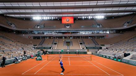 Endlich wetterfest. Auch Roland Garros hat jetzt ein Dach. Es könnte in den nächsten Tagen häufiger gebraucht werden.