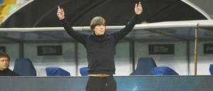 Arme hoch, Bauch frei. Joachim Löw durfte mal wieder einen Sieg seines Nationalteams bejubeln.