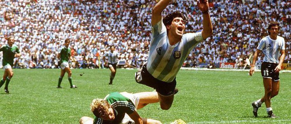 Diego Maradona fliegt 1986 zum WM-Titel und lässt sich auch im Endspiel von der deutschen Mannschaft nicht aufhalten.