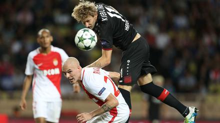 Monacos Andrea Raggi (l.) gegen Leverkusens Stefan Kiessling.