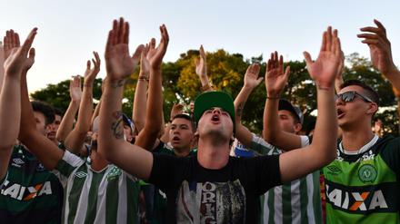 Fans von Chapecoense trauern vor einer Kirche um die bei dem Flugzeugabsturz verunglückten Mannschaftsmitglieder des brasilianischen Klubs.
