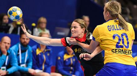 Deutschlands Anna Lörper (l.) und Schwedens Isabelle Gullden kämpfen um den Ball.
