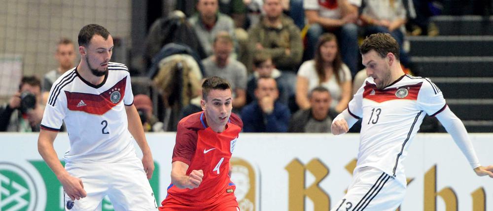 Christopher Wittig (l.) und Nils Klems (r.) versuchen dem Engländer Douglas Reed im ersten Freundschaftsspiel der deutschen Futsal-Nationalmannschaft im Oktober den Ball abzunehmen.