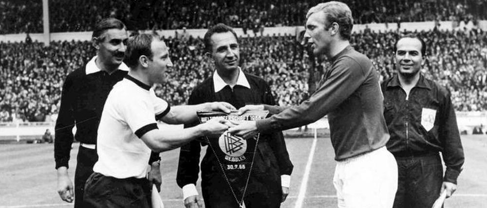 Uwe Seeler (l.) führte im WM-Finale 1966 gegen England das deutsche Team als Kapitän an.