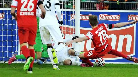 Kratzen, beißen, punkten. Der SC Freiburg verlor sein Spiel am Dienstag und könnte nach dem Spielen am Mittwoch wieder auf einem Abstiegsplatz stehen.