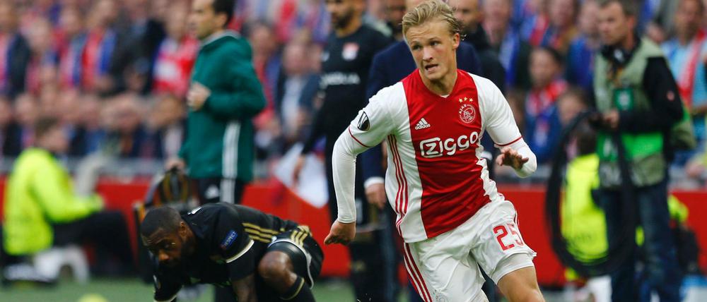 Ajax' Kasper Dolberg lässt Gegenspieler Nicolas N'Koulou links liegen.