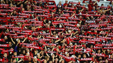 Grund zum Feiern: die Fußball-Fans aus Albanien.