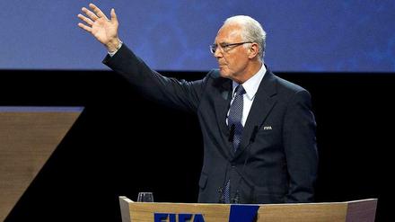 Was soll das? Franz Beckenbauer ist von der Fifa für 90 Tage zu einer Art unerwünschten Person in Weltfußball erklärt worden. Nun reist der Kaiser gar nicht erst zur WM in Brasilien an.