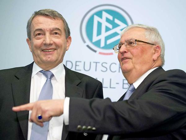 Haben sich gar nicht mehr lieb. Ex-DFB-Präsident Theo Zwanziger (rechts) und sein Nachfolger Wolfgang Niersbach, liefern sich gerade ein öffentliches Scharmützel.