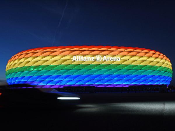 Die Hülle der Allianz Arena leuchtet anlässlich des Christopher Street Days in Regenbogenfarben.