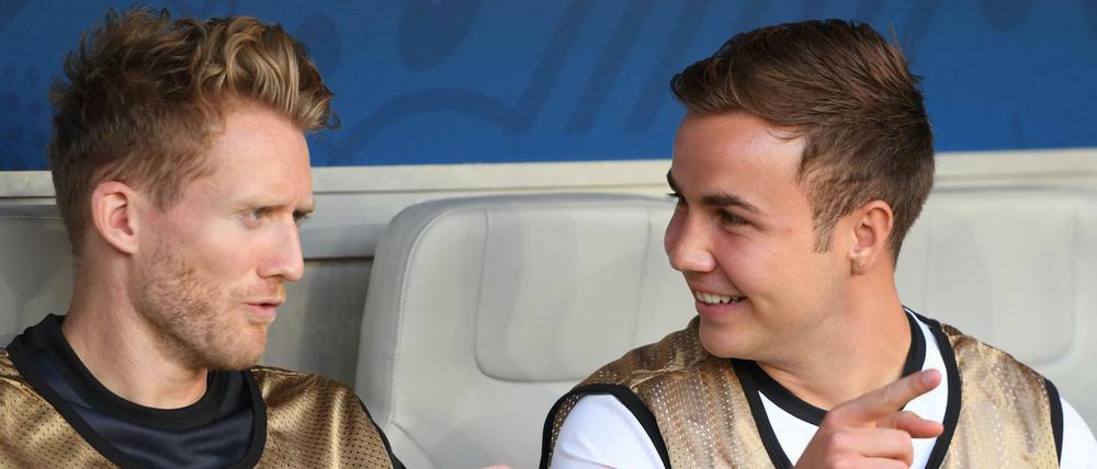 André Schürrle (l.) und Mario Götze auf der deutschen Bank bei der EM 2016.