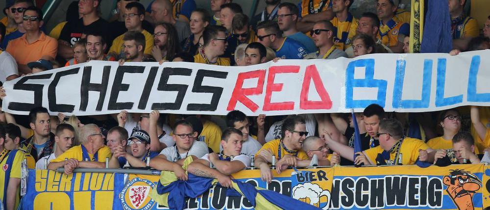 Feindbild: Fans von Eintracht Braunschweig protestieren auf wenig subtile Art gegen RB Leipzig.