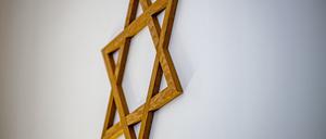 Ein Davidstern an einer Wand im Gebetsraum einer Synagoge. 
